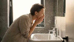 Teplá nebo studená: jaká voda je ve skutečnosti lepší na umývání obličeje