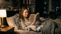 Jen 20 minut čtení před spaním: jednoduchý večerní rituál, který působí nenápadně, ale účinně