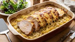 Šťavnaté maso a měkké brambory pod sýrovou krustou: večeře, kterou mají rádi všichni