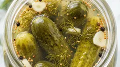 Nevyhazujte nálev z okurek: nečekané způsoby využití